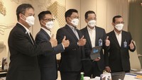 Perseroan telah mampu mendigitalisasi hampir seluruh layanan transaksi nasabah Bank Mandiri. Hasilnya, hingga kuartal III 2021 lebih dari 98% transaksi retail perbankan Bank Mandiri dapat dilakukan secara digital. 