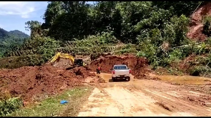 Akses jalan penghubung Mamuju-Mamasa, Sulbar, sudah bisa dilintasi, Minggu (31/10/2021).