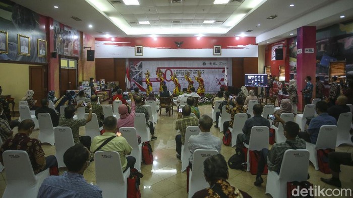 Palang Merah Indonesia (PMI) memberikan penghargaan kepada masyarakat yang telah mendonorkan darah lebih dari 50 kali di PMI DKI Jakarta, Sabtu (30/10/2021).