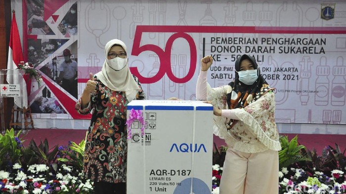 Palang Merah Indonesia (PMI) memberikan penghargaan kepada masyarakat yang telah mendonorkan darah lebih dari 50 kali di PMI DKI Jakarta, Sabtu (30/10/2021).