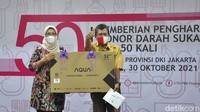 Palang Merah Indonesia (PMI) memberikan penghargaan kepada masyarakat yang telah mendonorkan darah lebih dari 50 kali di PMI DKI Jakarta, Sabtu (30/10/2021). 