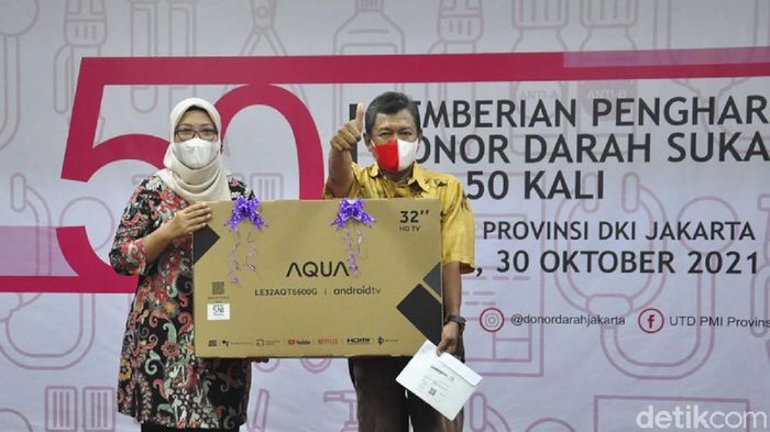 Palang Merah Indonesia (PMI) memberikan penghargaan kepada masyarakat yang telah mendonorkan darah lebih dari 50 kali di PMI DKI Jakarta, Sabtu (30/10/2021).