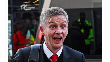 Ole Gunnar Solskjaer pun semringah karena kemenangan ini paling tidak membuatnya masih diberi kesempatan lagi. Foto: Twitter