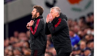 Umpankan saja bolanya ke Ronaldo, teriak Solskjaer. Foto: Twitter