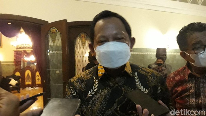Mendagri Tito Karnavian usai pertemuan dengan Wali Kota Solo Gibran Rakabuming Raka di Loji Gandrung, Minggu (31/10/2021).