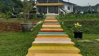 Karena letaknya yang berada di kaki Gunung Salak, akan membuat setiap traveler yang berkunjung akan merasakan sensasi menikmati yang berbeda karena dapat menikmati kopi sambil menikmati keindahan alam Gunung Salak juga (Foto: frameofjndrl/Istimewa)