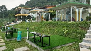 Potret Kafe Sekaligus Camping Ground Berlatar Gunung Salak di Bogor