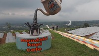Mendaki Kopi Cafe yang berada di kaki Gunung Salak yang sedang hits belakangan ini. Merupakan salah satu destinasi yang menawarkan traveler akan wisata kuliner dengan mengusung tema go green sehingga membuat traveler yang berkunjung akan merasakan sensasi sejuk khas pegunungan (Foto: frameofjndrl/Istimewa)