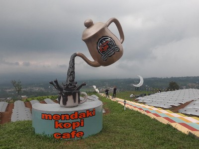 Kafe Instagramable di Bogor dengan Spot Gunung Salak, Bisa Kemping Juga!