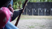 Di kampung ini terdapat area lapang untuk menjalankan aktivitas jemparingan gaya Yogyakarta, atau disebut jemparingan mataraman.