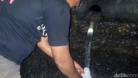 Sekitar 20 meter dari mulut gua, terdapat pancuran air yang keluar dari celah batu. Menurut Hartono, warga menyebutnya petirtaan. Air dari pertirtaan tidak pernah surut.