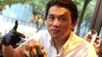 Sebelum menjadi suami Syahrini, Reino merupakan penggemar masakan khas Western misalnya steak, pizza dan tentu saja burger. Foto: Instagram @princesssyahrini