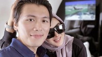 Lewat salah satu acara live Instagram, baru-baru ini Reino Barack menyebutkan bahwa dipertemukannya jodoh dan menikah dengan Syahrini merupakan pencapaian terbesarnya. Foto: Instagram @princesssyahrini