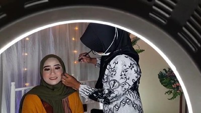 8 Foto Guru Bergaji Kecil Tak Pantang Menyerah Nyambi Jadi Makeup Artist