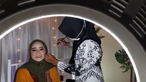 8 Foto Guru Bergaji Kecil Tak Pantang Menyerah Nyambi Jadi Makeup Artist