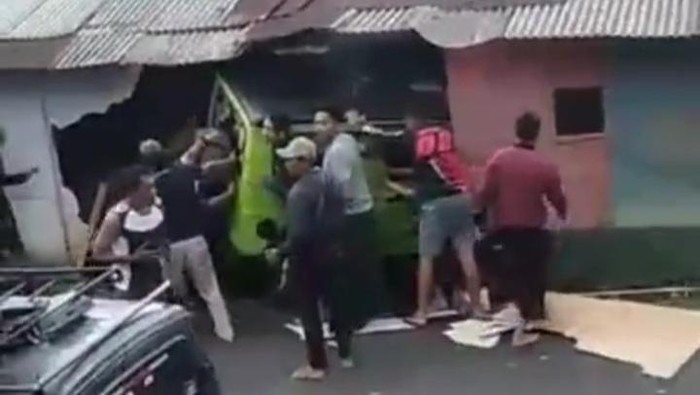 Mobil offroad tabrak rumah di Desa Citoke, Cisarua, Bogor, Sabtu (30/10/2021).
