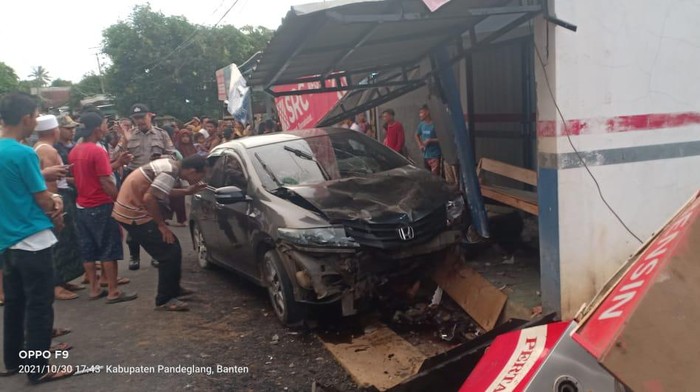 Kecelakaan maut terjadi di Jalan Cibaliung, tepatnya di Kampung Babakan Nangka, Desa Karyabuana, Kecamatan Cigeulis, Pandeglang, Banten. Seorang warga yang diketahui bernama Bukhori, tewas mengenaskan di lokasi usai ditabrak mobil sedan City.