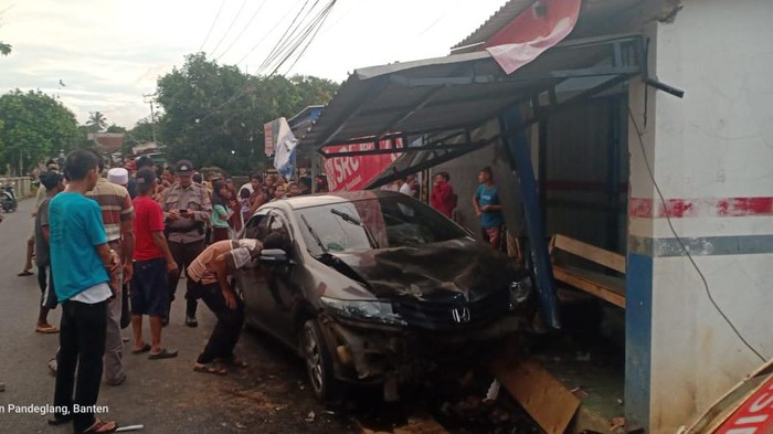 Kecelakaan maut terjadi di Jalan Cibaliung, tepatnya di Kampung Babakan Nangka, Desa Karyabuana, Kecamatan Cigeulis, Pandeglang, Banten. Seorang warga yang diketahui bernama Bukhori, tewas mengenaskan di lokasi usai ditabrak mobil sedan City.