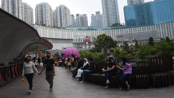 MOBILITAS PENGUNJUNG PUSAT BELANJA MENINGKAT Warga mengunjungi salah satu pusat belanja di Jakarta Barat, Sabtu (30/10/2021). Juru bicara Satgas COVID-19 Wiku Adisasmito menyatakan pada masa pelonggaran PPKM level 3 tren mobilitas warga di pusat belanja naik 22,14 persen, di taman 5,43 persen dan di tempat retail serta rekreasi 2,86 persen. ANTARA FOTO/Indrianto Eko Suwarso/rwa.
