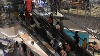 Warga mengunjungi salah satu pusat belanja di Jakarta Barat, Sabtu (30/10/2021).