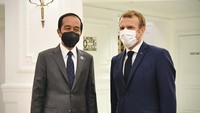 Jokowi dan Emmanuel Macron tampak memakai masker.