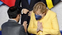 Momen Jokowi berteme Kanselir Jerman Angela Merkel. Ludovic Marin, Pool Photo via AP.