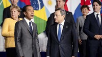 Jokowi berbincang dengan PM Italia Mario Draghi.Erin Schaff/Pool Photo via AP.