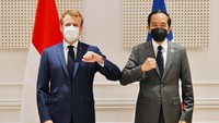 Jokowi bertemu Presiden Prancis Emmanuel Macron di Roma, Sabtu (30/10). Indonesian Presidential Palace via AP.