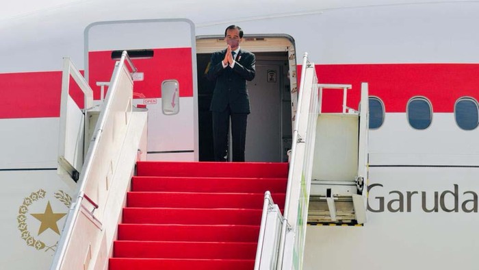 Presiden Jokowi tengah menghadiri KTT G20 di Roma, Italia. Sebelumnya Jokowi bertolak ke Roma menggunakan Pesawat Garuda Indonesia (GIA-1).