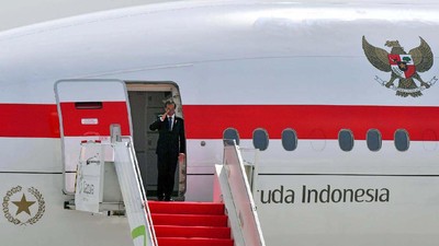 Momen Jokowi Terbang ke Roma Gunakan Garuda Indonesia