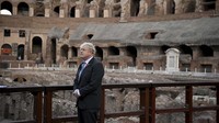 Boris Johnson melihat-lihat struktur bangunan bersejarah tersebut.