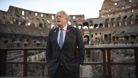 Berdiri di Colosseum, Boris Johnson menyamakan dampak perubahan iklim yang tidak terbatas dengan jatuhnya Kekaisaran Romawi.