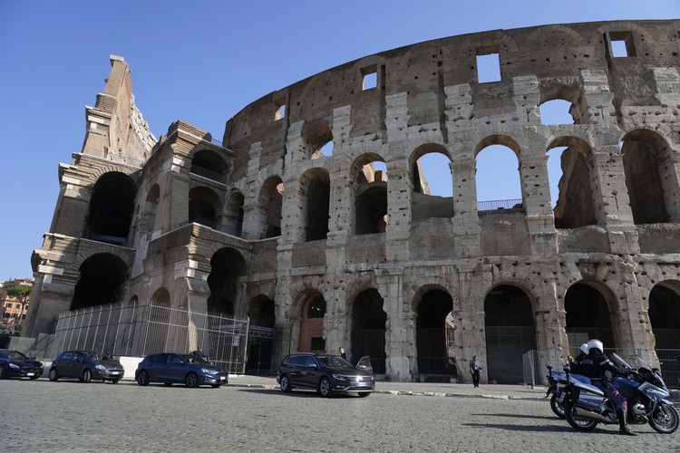 PM Inggris Boris Johnson mengunjungi Colosseum jelang pertemuan KTT G20. Begini momennya.