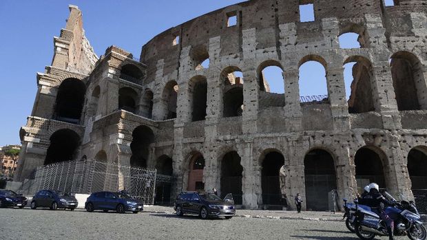 PM Inggris Boris Johnson mengunjungi Colosseum jelang pertemuan KTT G20. Begini momennya.