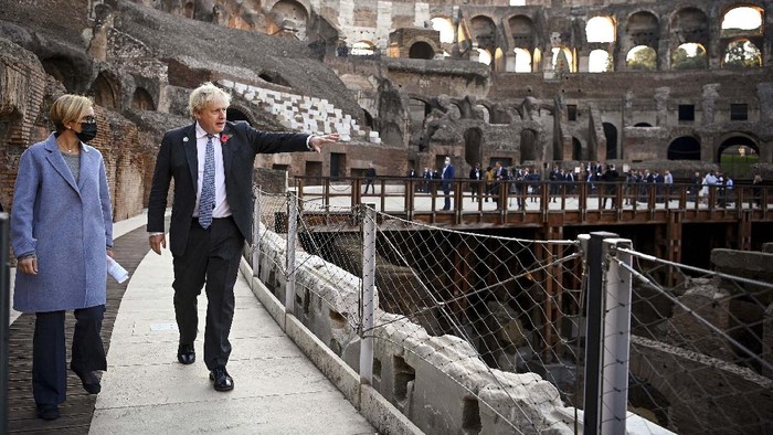 PM Inggris Boris Johnson mengunjungi Colosseum jelang pertemuan KTT G20. Begini momennya.