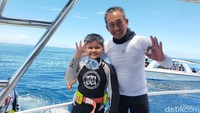 Perkenalkan, ini Muhammad Al Zahran Eras Rachman, bocah 9 tahun dari Makassar yang memecahkan rekor MURI dan rekor dunia sebagai penyelam termuda. Al, sapaan akrabnya, melakukan penyelaman di pulau Kodingareng Keke, Makassar. (Ibnu Munsir/detikTravel)
