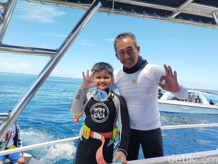 Foto: Bocah 9 Tahun dari Makassar Pecahkan Rekor Dunia Penyelam Termuda