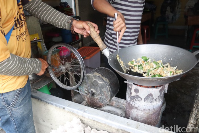 Nasi dan Mie Goreng Bandung Sedapnya Nasi dan Mie Goreng Pakai Anglo Gowes yang Viral di Bandung