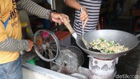 Jika pada umumnya nasi dan mie goreng dimasak di kompor gas, di tempat ini nasi dan mie goreng dimasak menggunakan alat anglo gowes dengan bahan bakar arang kayu. Foto: detikcom/Wisma Putra