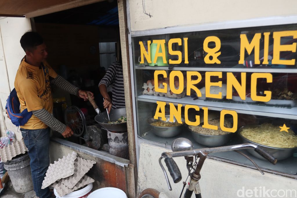Sedapnya Nasi dan Mie Goreng Pakai Anglo Gowes yang Viral di Bandung