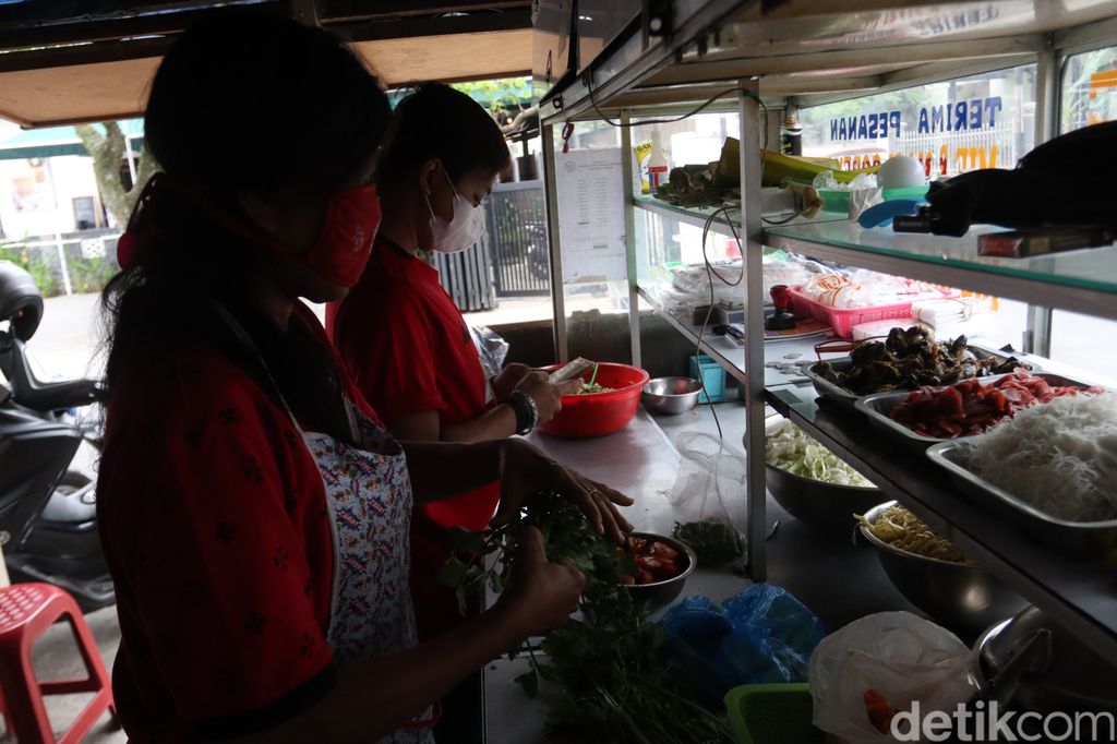 Sedapnya Nasi dan Mie Goreng Pakai Anglo Gowes yang Viral di Bandung