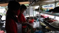 detikFood langsung mendatangi kios Nasi dan Mie Goreng Anglo Gowes Bu Sani Landoeng. Kami melihat langsung proses  memasak nasi atau mie goreng pesanan pembeli. Ada 3 orang yang khusus memasak. Foto: detikcom/Wisma Putra