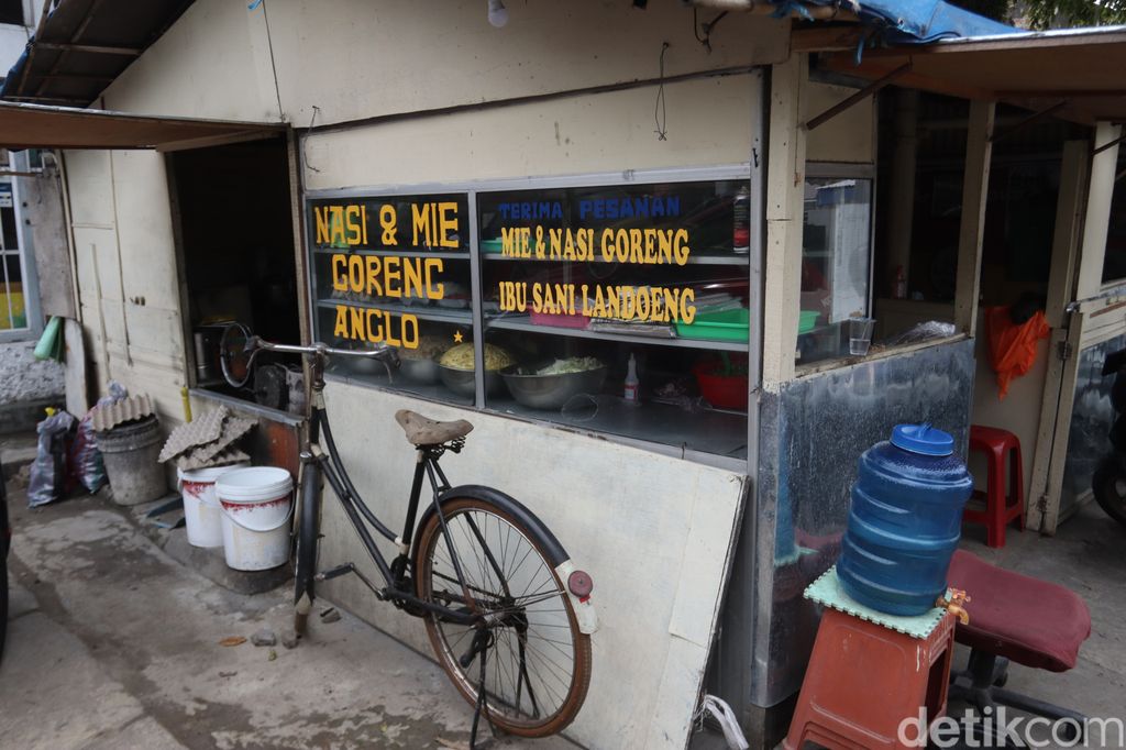 Sedapnya Nasi dan Mie Goreng Pakai Anglo Gowes yang Viral di Bandung