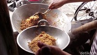 Memasak dengan menggunakan anglo gowes ini, memberikan cita rasa tersendiri. Aromanya smokey  karena bahan bakar yang digunakan didalam anglo tersebut yakni arang. Foto: detikcom/Wisma Putra