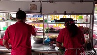 Sani berujar, untuk memasak pesanan pembeli dibutuhkan tiga orang dengan peran berbeda-beda. Harus kerjasama, ada yang meter, ada yang masuknya, ada yang ngebungkusnya. Jadi harus kerjasama, ujarnya. Foto: detikcom/Wisma Putra