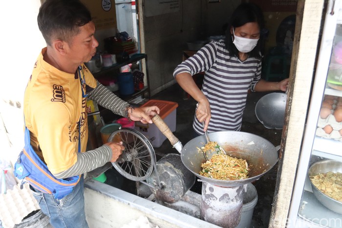 Sedapnya Nasi dan Mie Goreng Pakai Anglo Gowes yang Viral di Bandung