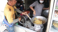 Satu porsi Rp 35 ribu, porsi sedang Rp 20 ribu. Ada nasi goreng, mie goreng, nasi mawut, mie kuah, bihun kuah, capcay juga ada, pungkasnya. Foto: detikcom/Wisma Putra