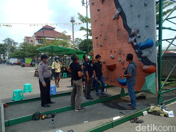 Seorang pelajar di Tulungagung terjatuh saat latihan panjat dinding di GOR Lembu Peteng. Saat ini kondisinya kritis.
