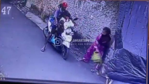 Pria dan wanita diduga pasutri mencuri tabung gas 3 kg di Kwitang, Jakpus, Sabtu (30/10/2021).