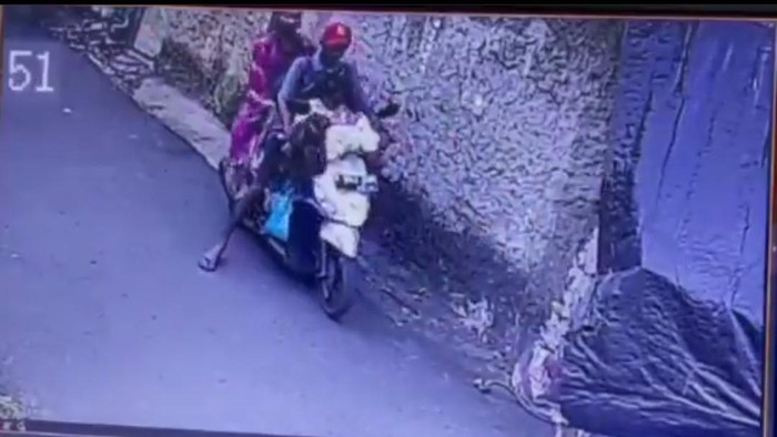 Pria dan wanita diduga pasutri mencuri tabung gas 3 kg di Kwitang, Jakpus, Sabtu (30/10/2021).